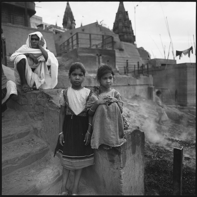 Дети у горящих гатов, Бенарес, Индия, 1995 год. Фотограф Мэри Эллен Марк