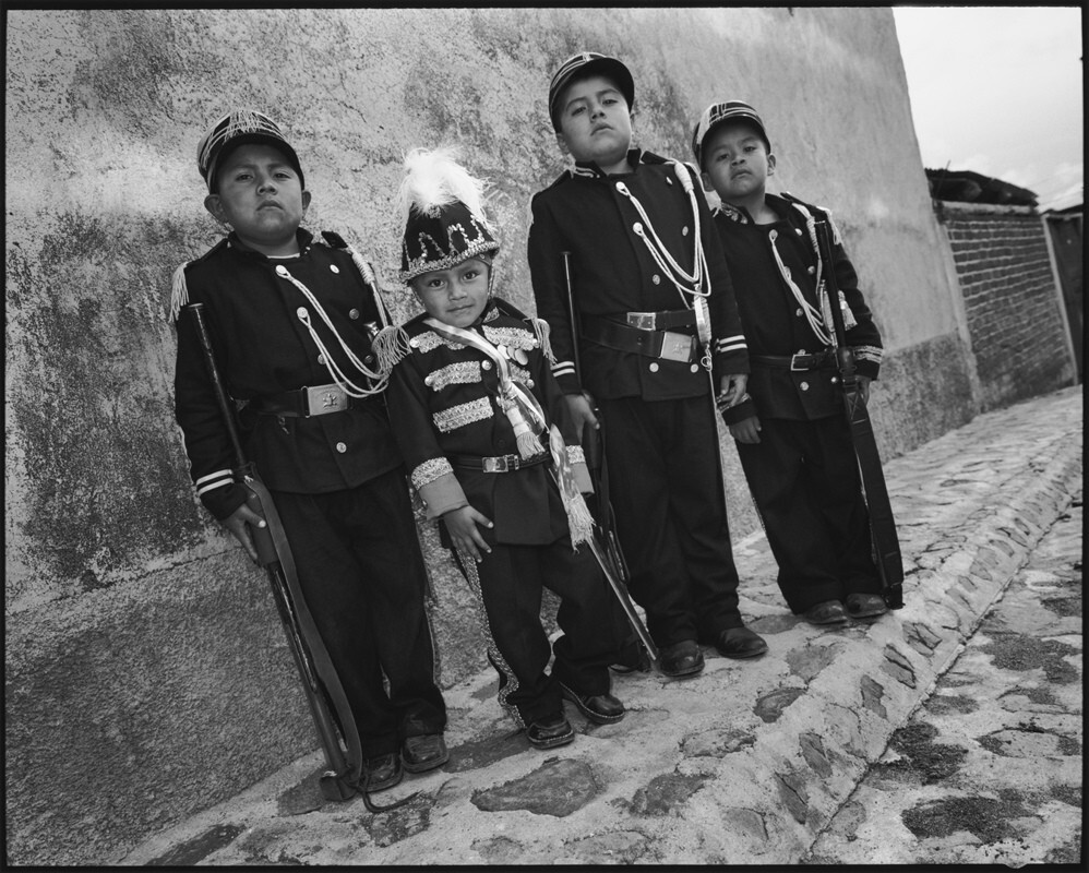 Дети, одетые в солдатские костюмы для парада, Теотитлан, Мексика, 2010 г. Фотограф Мэри Эллен Марк