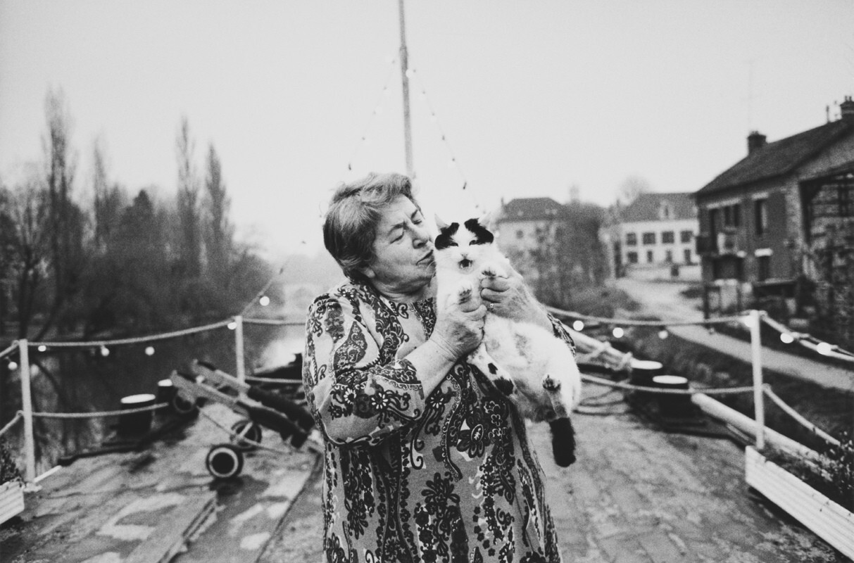 Женщина со своим котом, Франция, 1970 г. Фотограф Мэри Эллен Марк