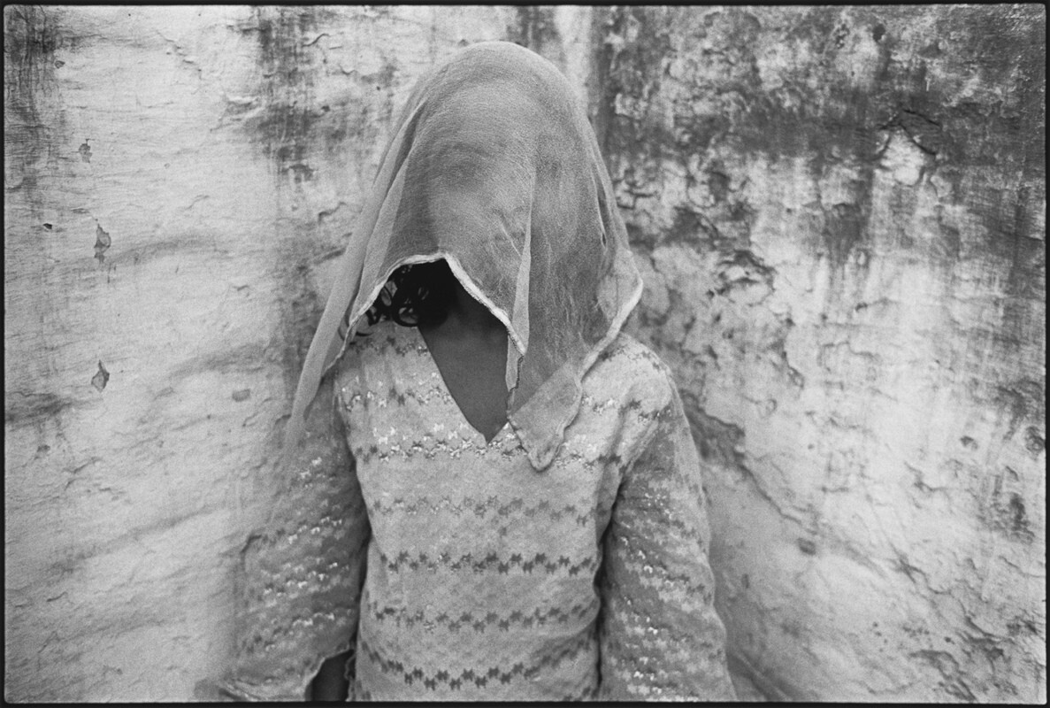 Завуалированная дочь поющей девушки, Джодхпур, Индия, 1978 год. Фотограф Мэри Эллен Марк
