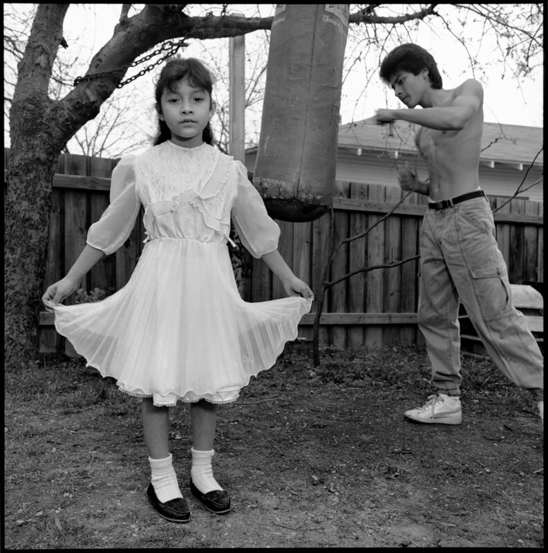 Испанская девушка со своим братом, Даллас, Техас, 1987 год. Фотограф Мэри Эллен Марк