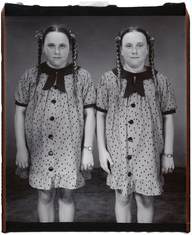 Кайла и Майли Симмермон, Твинсбург, Огайо, 2001 г. Фотограф Мэри Эллен Марк
