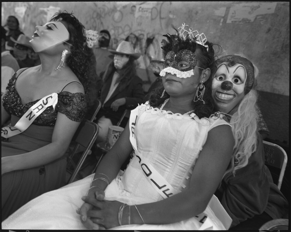 Карнавальные маски с маской клоуна, Заачила, Мексика, 2007 г. Фотограф Мэри Эллен Марк
