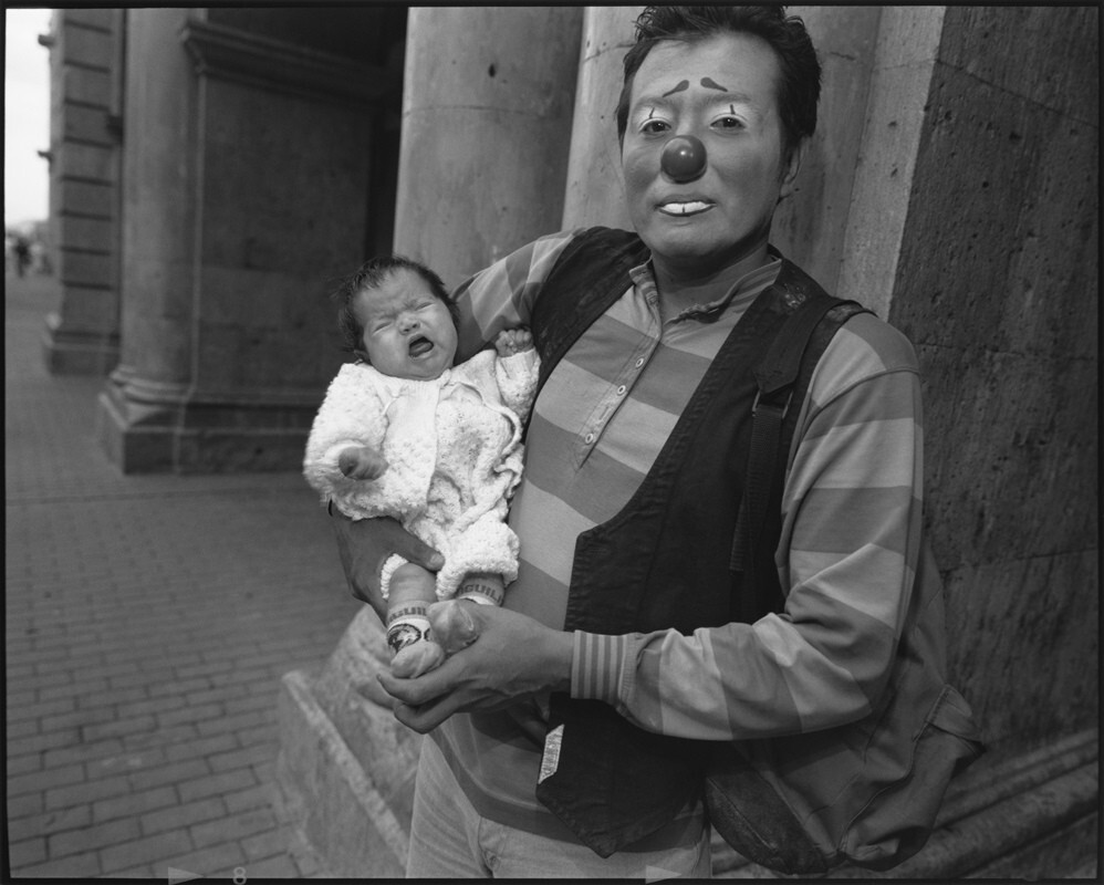 Клоун со своим ребенком в zócalo, Оахака, Мексика, 2005 г. Фотограф Мэри Эллен Марк