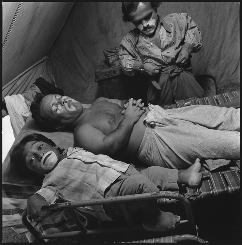 Клоуны спят, цирк Джамбо, Бомбей, Индия, 1992 год. Фотограф Мэри Эллен Марк