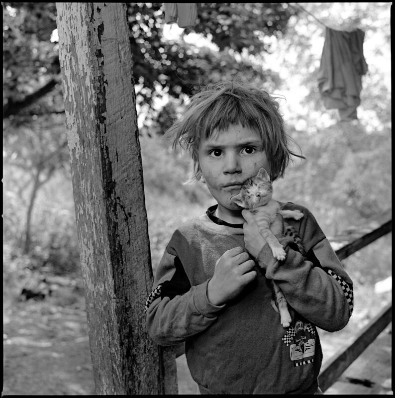 Кристофер со своим котенком, Сэндгэп, Кентукки, США, 1990 г. Фотограф Мэри Эллен Марк