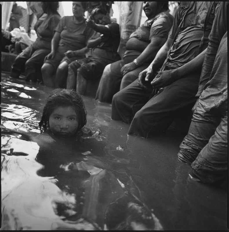 Купальщица, Ниньо Фиденсио, Эспинасо, Мексика, 2000 г. Фотограф Мэри Эллен Марк