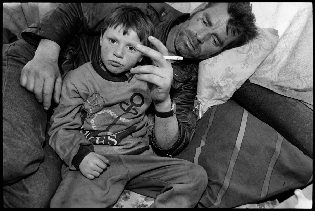 Курящий отец с сыном, Лагерь кочевников, Финглас, Ирландия, 1991 г. Фотограф Мэри Эллен Марк