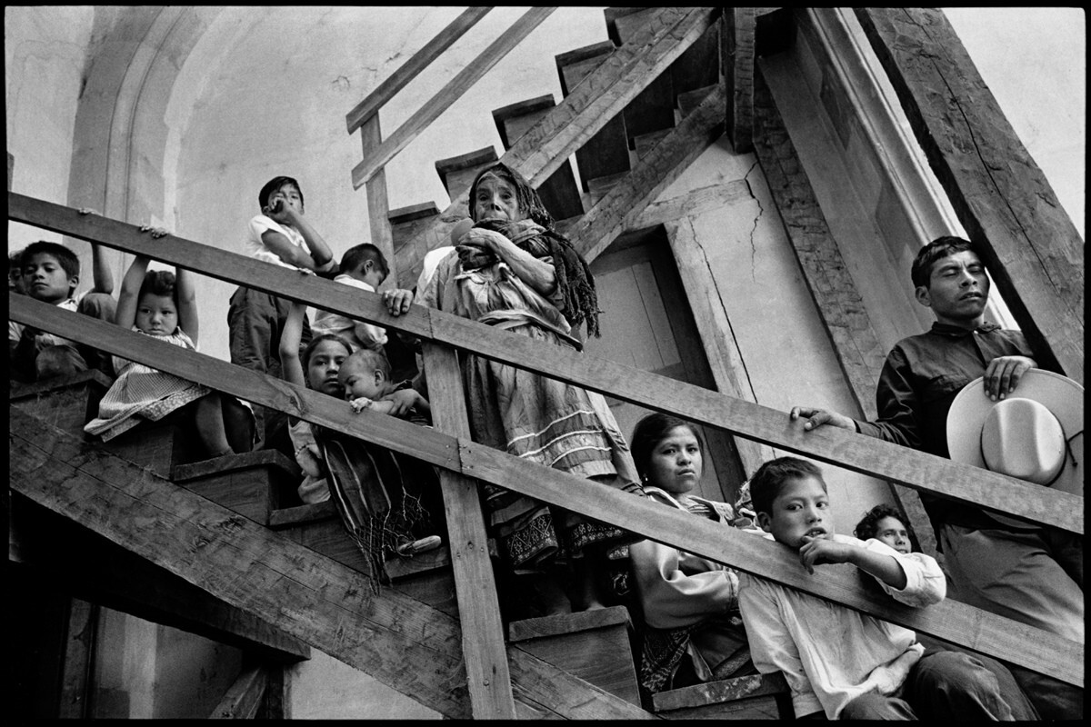 Люди на лестнице, Оахака, Мексика, 1969 год. Фотограф Мэри Эллен Марк