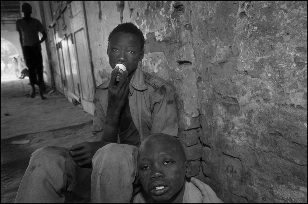 Наркоманы нюхают клей, Хартум, Судан, 1988 год. Фотограф Мэри Эллен Марк