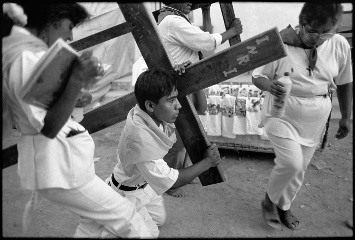 Неся крест в церковь, Эспинасо, Мексика, 2000 г. Фотограф Мэри Эллен Марк