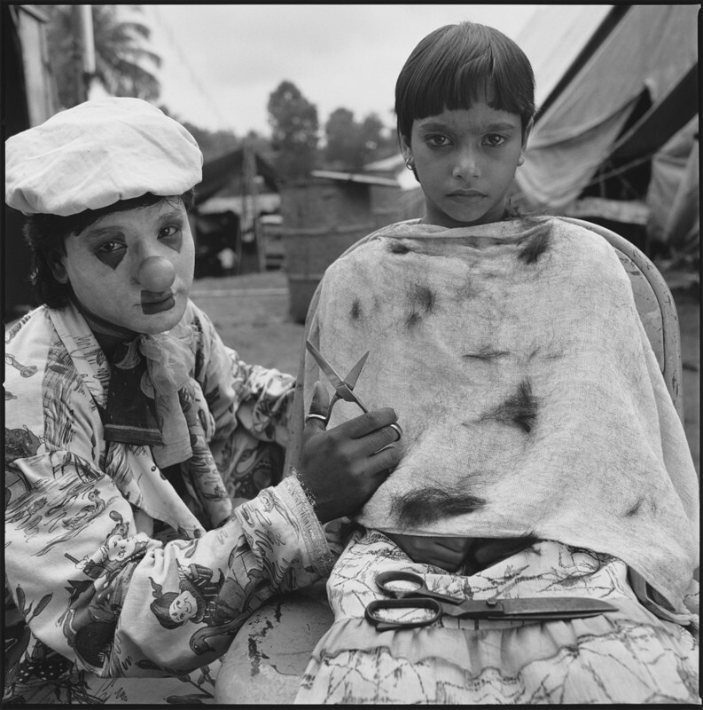 Пинки стригут волосы, Большой Королевский цирк, Кочин, Индия, 1992 г. Фотограф Мэри Эллен Марк