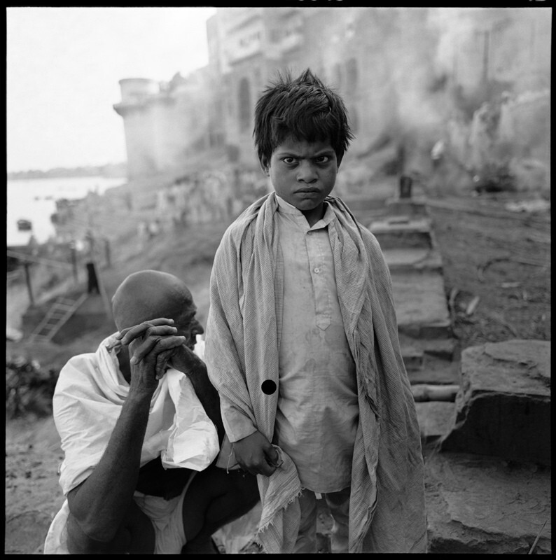 Скорбящий ребенок у Пылающих Гат, Бенарес, Индия, 1995 г. Фотограф Мэри Эллен Марк