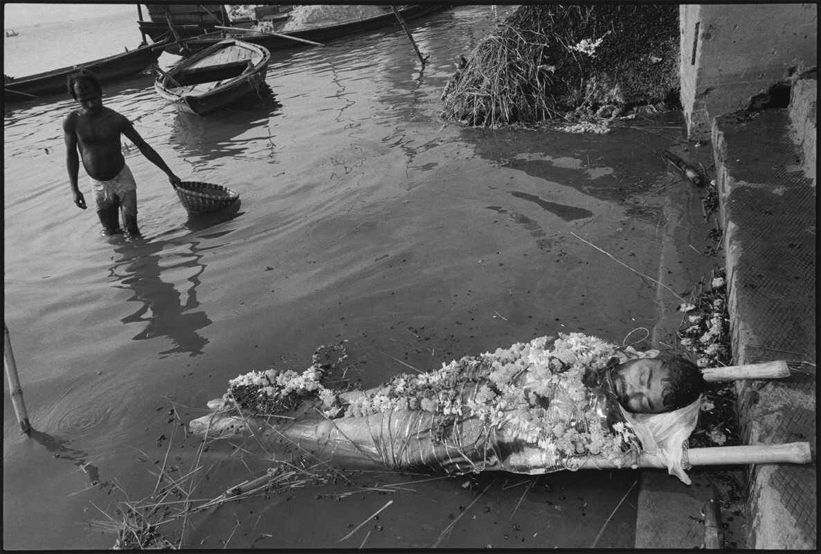 Тело ожидает кремации, Бенарес, Индия, 1989 г. Фотограф Мэри Эллен Марк