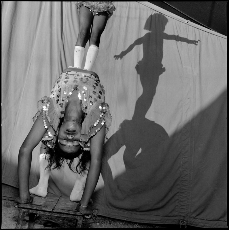 Упражнения акробатов, Большой Бомбейский цирк, Лимбди, Индия, 1990 г. Фотограф Мэри Эллен Марк