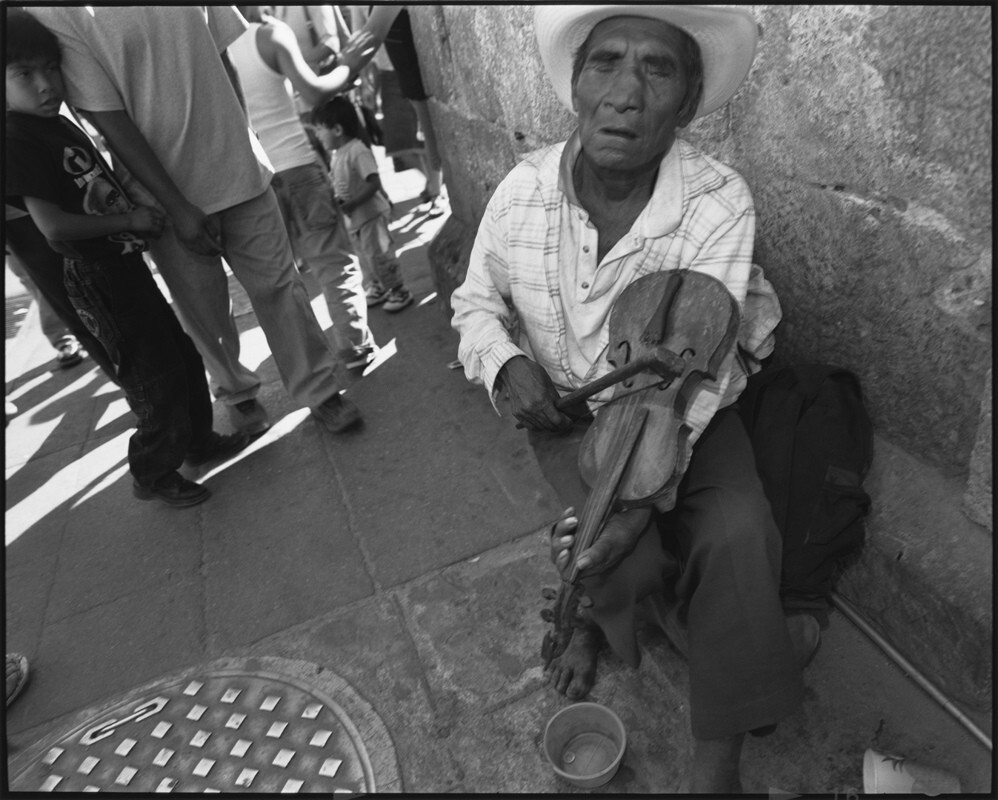 Человек со скрипкой, Оахака, Мексика, 2005 г. Фотограф Мэри Эллен Марк