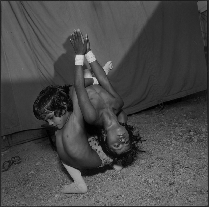 Читра и Трейси тренируются, Большой Бомбейский цирк, Лимбди, Индия, 1990 г. Фотограф Мэри Эллен Марк