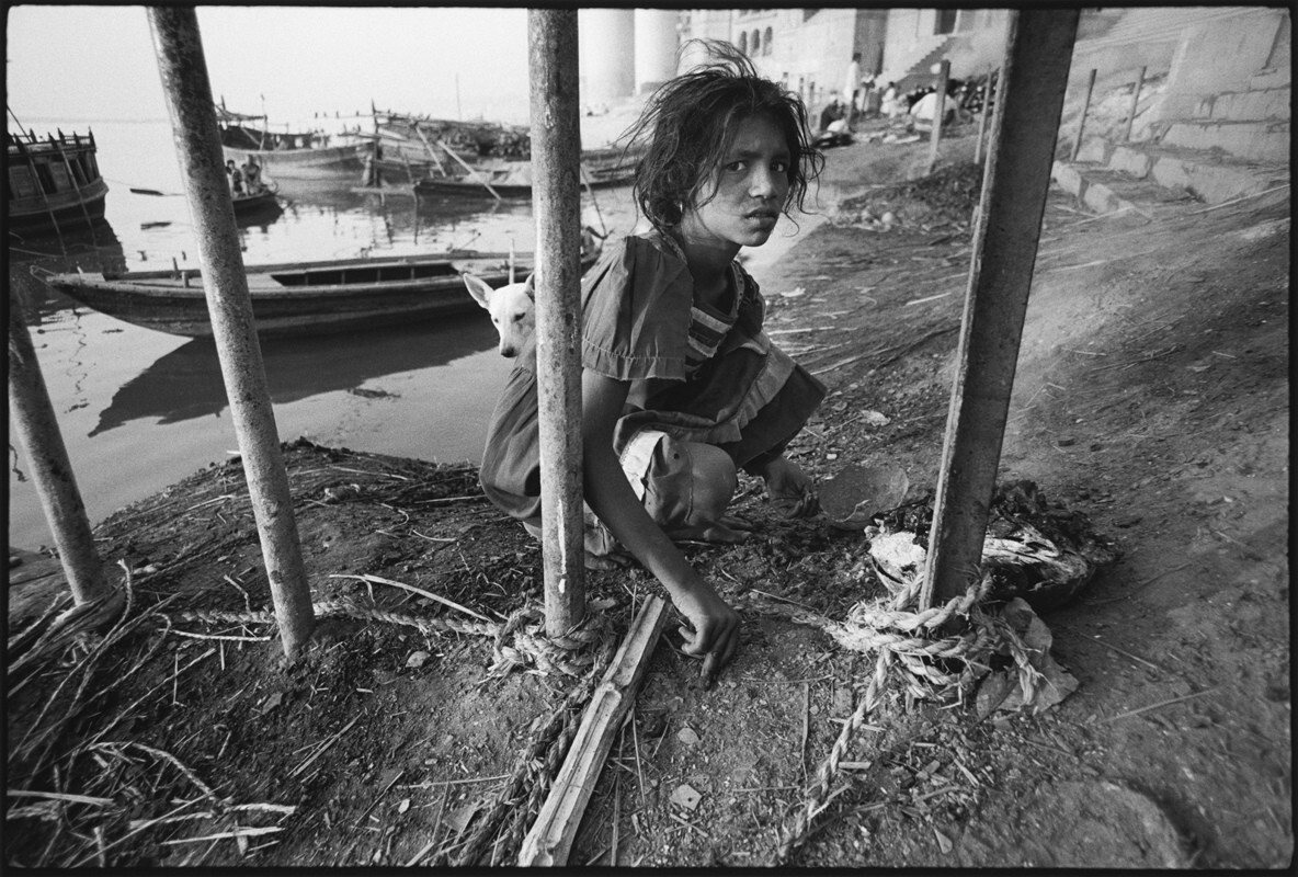 Юная девушка на горящих гхатах, Бенарес, Индия, 1989 г. Фотограф Мэри Эллен Марк
