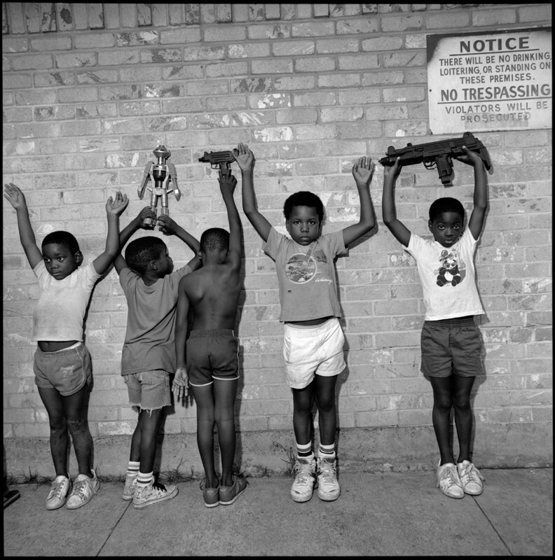 Дети играют в гангстеров, Южный Даллас, Техас, 1988 год. Американская одиссея.  Фотограф Мэри Эллен Марк