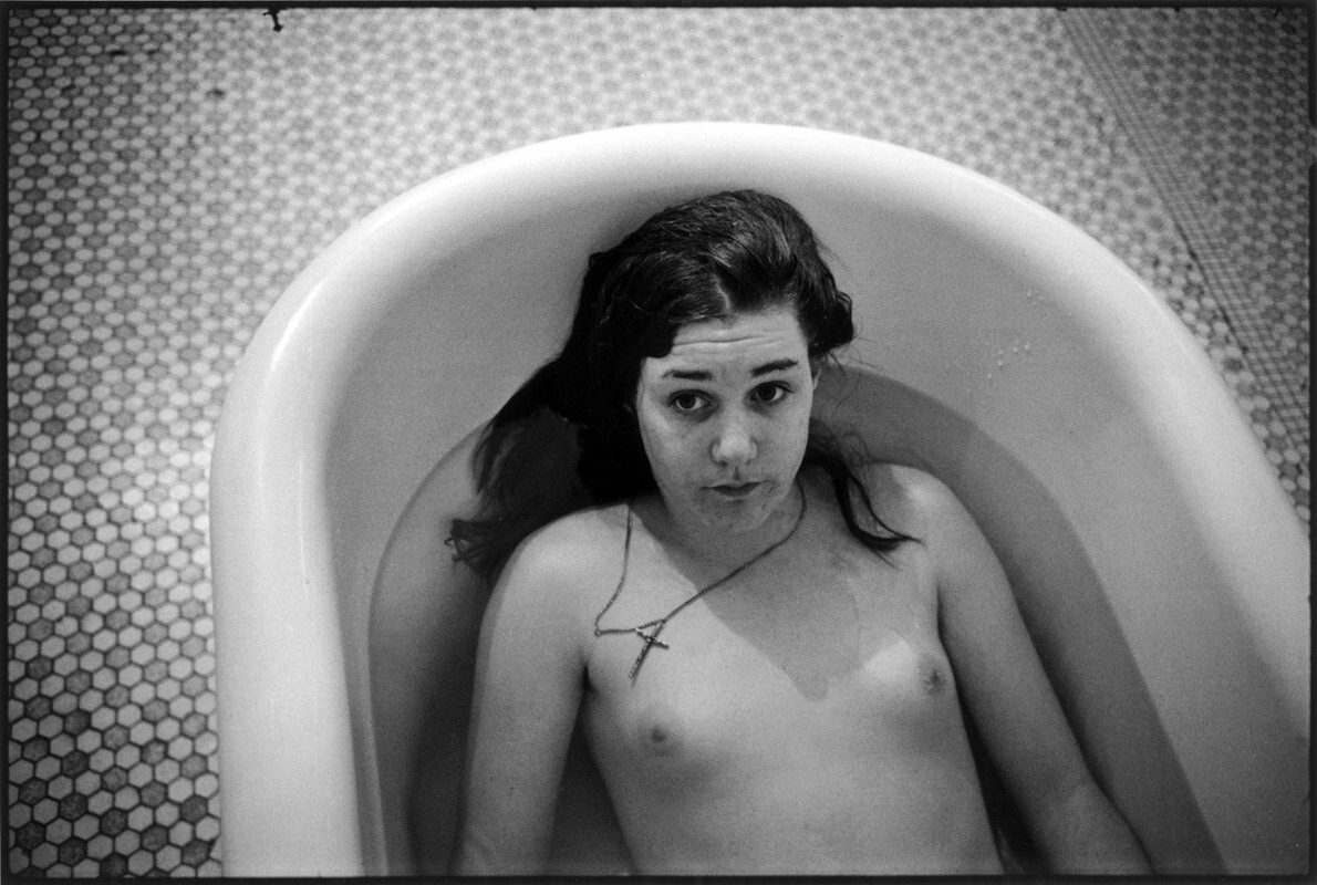 Лори в ванне, отделение 81, Салем, Орегон, 1976 год. Американская одиссея. Фотограф Мэри Эллен Марк