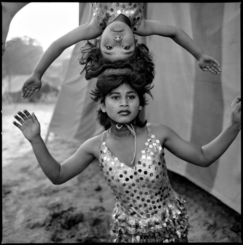 Акробаты репетируют свой номер в Большом Золотом цирке, Ахмедабад, 1989 г. Индийский цирк. Фотограф Мэри Эллен Марк