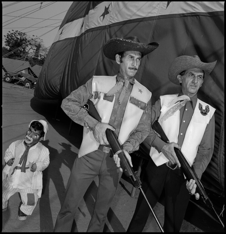 Клоун Усман с Уильямом и Альбертом, вдохновленными Джоном Уэйном, Цирк Джамбо, Мангалор, 1989 г. Индийский цирк. Фотограф Мэри Эллен Марк