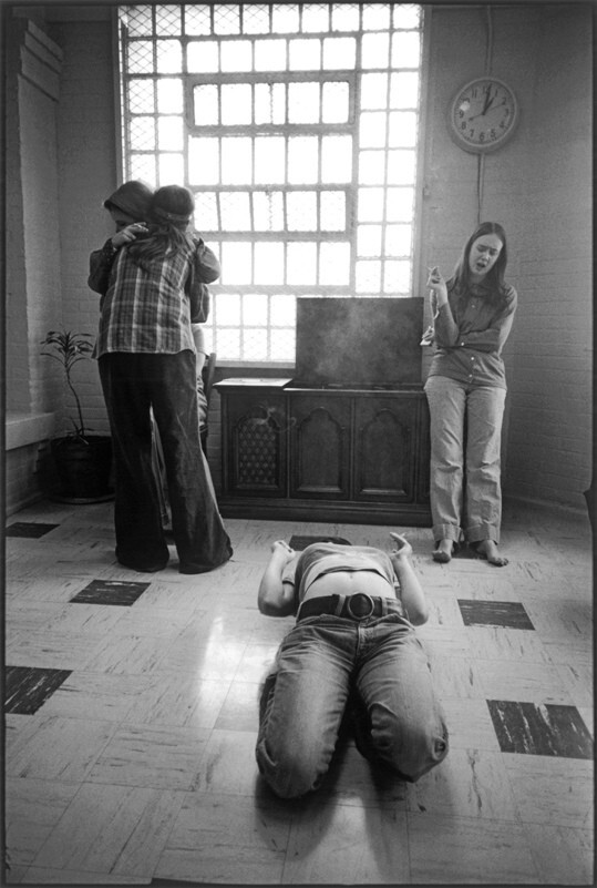 Женщины танцуют под пластинки, отделение 81, больница штата Орегон, Салем, Орегон, 1976 год. Фотограф Мэри Эллен Марк