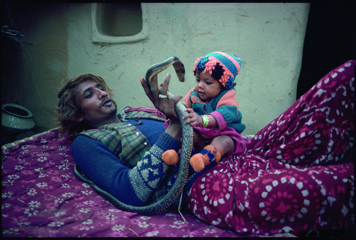 Заклинатель змей со своим сыном, Недалеко от Старого Дели, Индия, 1979 г. Фотограф Мэри Эллен Марк