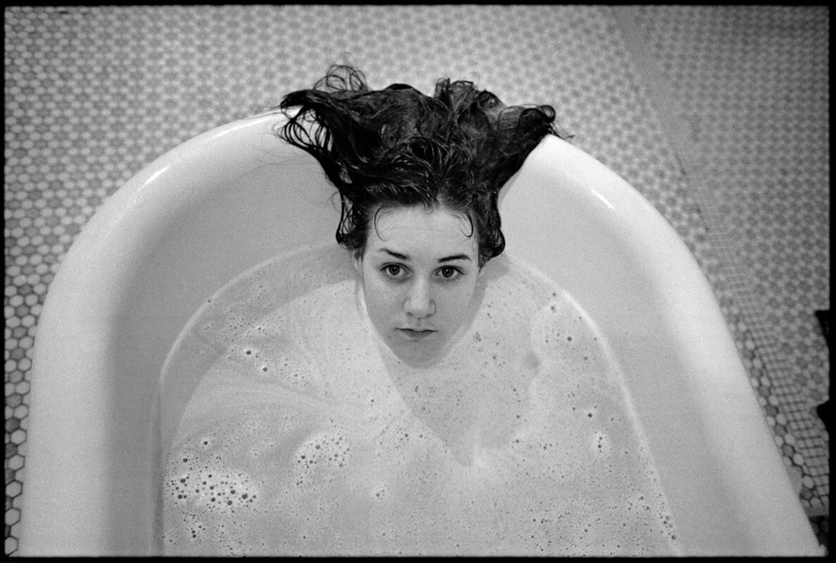 Лори в ванне отделения 81, больница штата Орегон, Салем, Орегон, 1976 год. Фотограф Мэри Эллен Марк