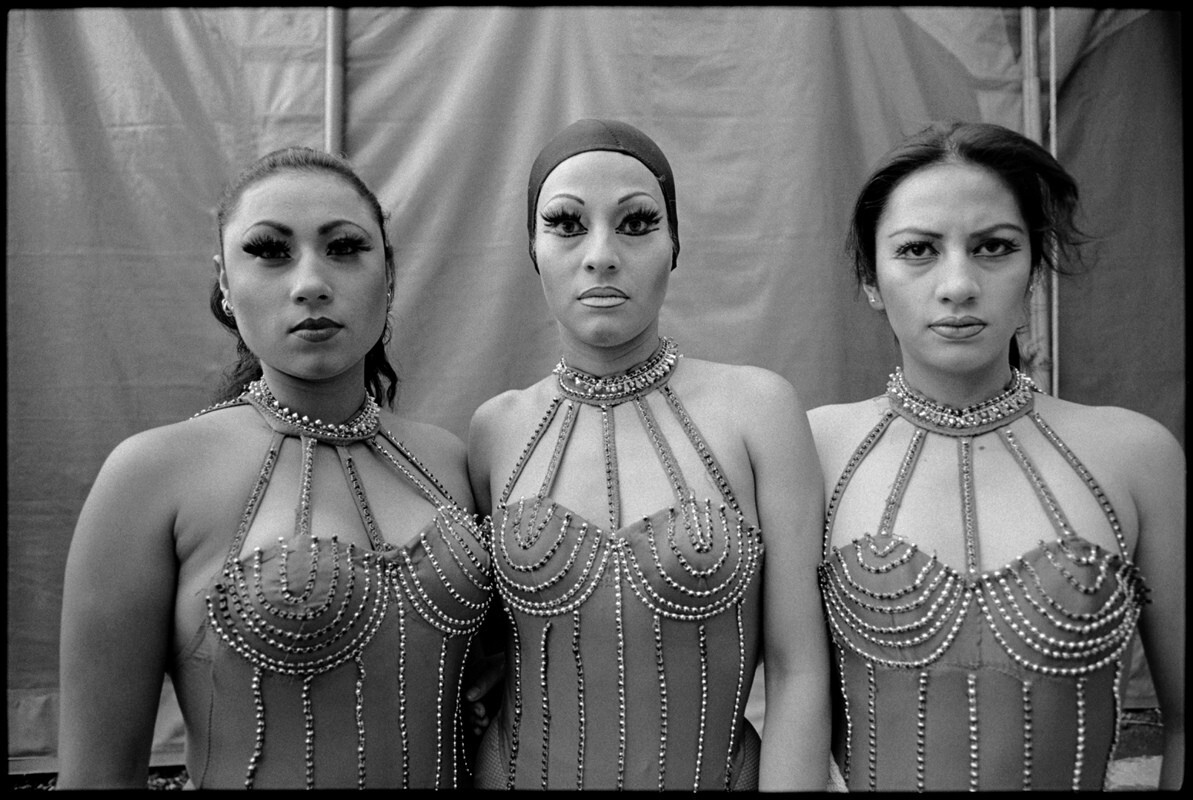 Три акробата, Цирк братьев Васкес, Мехико, Мексика, 1997 год. Фотограф Мэри Эллен Марк