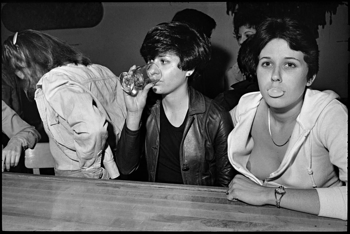 Женский бар, Верхний Ист-Сайд, Нью-Йорк, 1977 год. Фотограф Мэри Эллен Марк