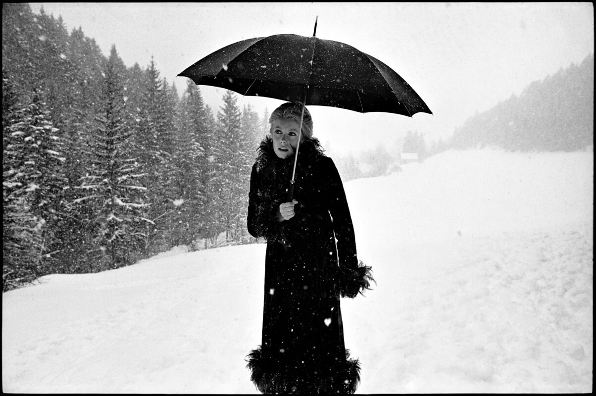 Катрин Денев на съемках финальных сцен фильма во французских Альпах, Гренобль, Франция, 1969 год. За кулисами. Фотограф  Мэри Эллен Марк