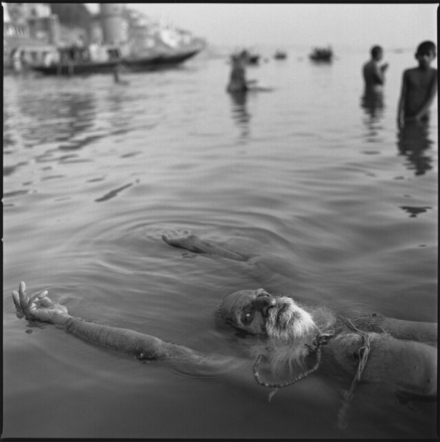 Плавающий гуру, река Ганг, Бенарес, Индия, 1989 г. Фотограф Мэри Эллен Марк