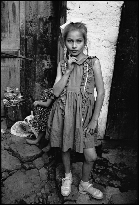 Красивое позирование Эмине, Трабзон, Турция, 1965 г. Фотограф Мэри Эллен Марк