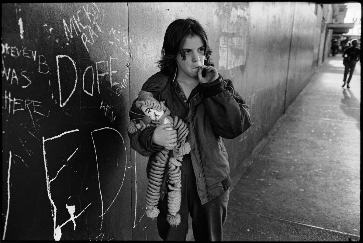Лили со своей тряпичной куклой, Пайк-стрит, Сиэтл, Вашингтон, 1983 год. Фотограф Мэри Эллен Марк