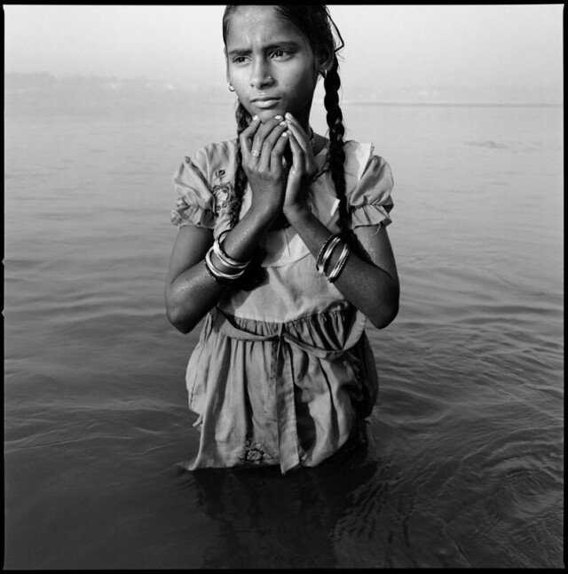 Молодая девушка с косами, Река Ганг, Индия, 1989 год. Фотограф Мэри Эллен Марк
