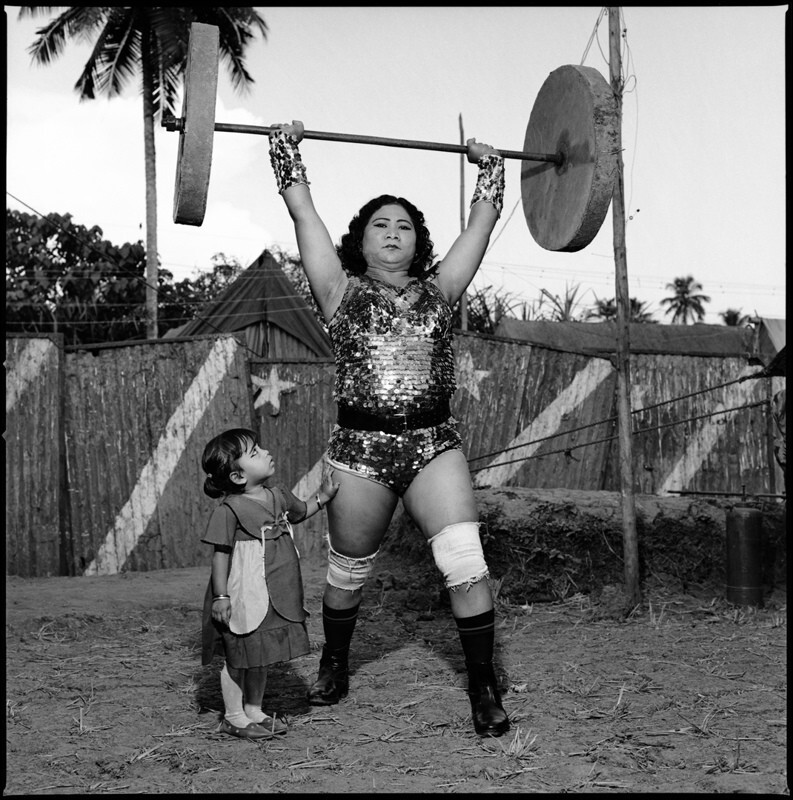 Шаванаас Бегум с трехлетней дочерью Парвин. Цирк Аполлона, Гоа, 1989 год. Индийский цирк. Фотограф  Мэри Эллен Марк