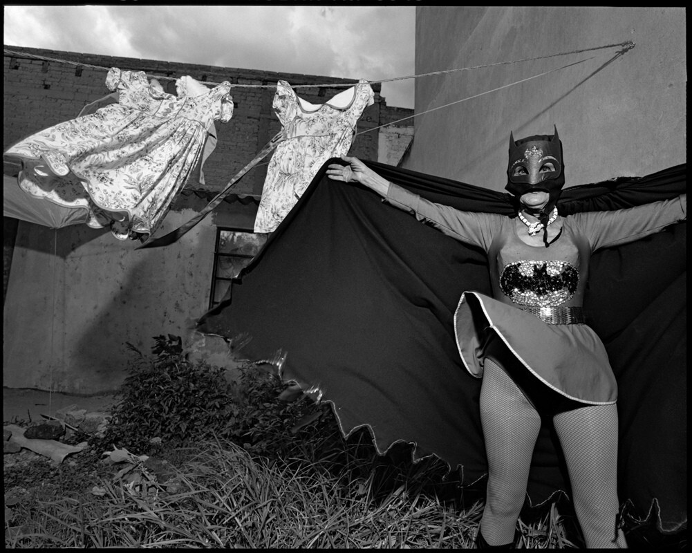 Марина Кампа в роли бабушки Бэтмена, Цирк Кимберли Краун, Мехико, Мексика, 1997 год. Фотограф Мэри Эллен Марк