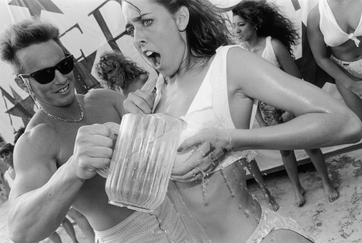 Конкурс мокрых футболок, весенние каникулы, Дейтона-Бич, Флорида, 1991 год. Американская одиссея. Фотограф  Мэри Эллен Марк