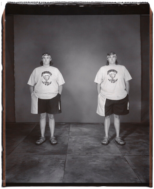 Аннет и Валери Райзенбург, 23 года, Валери старше на 3 минуты, Твинсбург, Огайо, 2002 г. Фотопроект «Близнецы». Фотограф  Мэри Эллен Марк