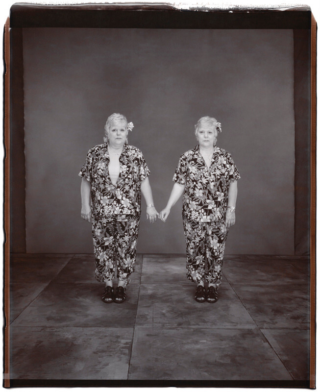Дайан Уилк и Элейн Смит, 56 лет, Элейн старше на 10 минут, Твинсбург, Огайо, 2002 г. Фотопроект Близнецы. Фотограф  Мэри Эллен Марк
