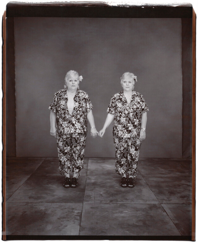 Дайан Уилк и Элейн Смит, 56 лет, Элейн старше на 10 минут, Твинсбург, Огайо, 2002 г. Фотопроект «Близнецы». Фотограф  Мэри Эллен Марк
