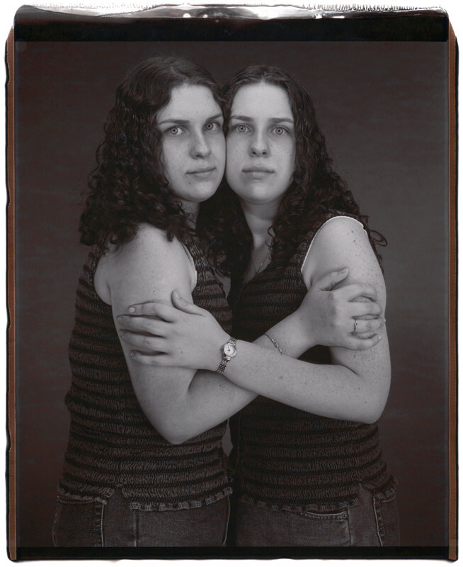 Дженнифер и Кэрри Джонс, 15 лет, Дженнифер старше на 10 минут, Твинсбург, Огайо, 2002 г. Фотопроект Близнецы. Фотограф  Мэри Эллен Марк