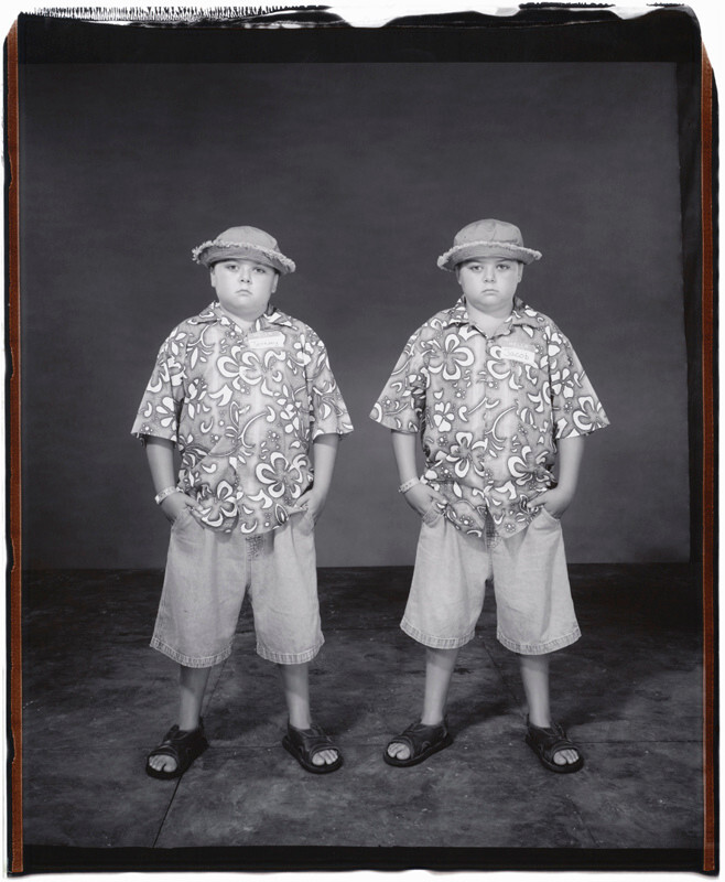 Джереми и Джейкоб Тейлор, 10 лет, Джейкоб старше на 20 секунд, Твинсбург, Огайо, 2001 г. Фотопроект Близнецы. Фотограф  Мэри Эллен Марк