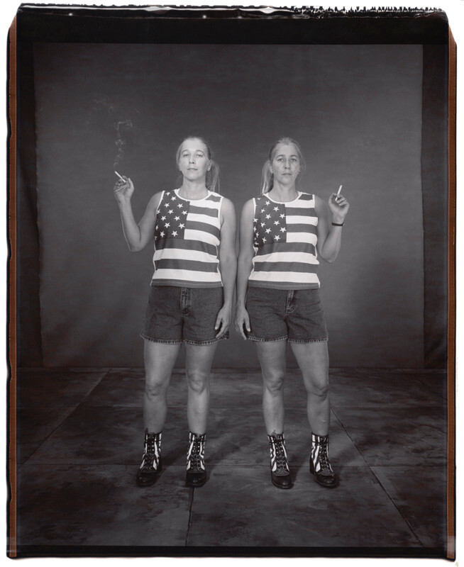 Джилл Айерс и Джин Берк-Уйвари, 44 года, Джин старше на 7 минут, Твинсбург, Огайо, 2002 г. Фотопроект Близнецы. Фотограф  Мэри Эллен Марк