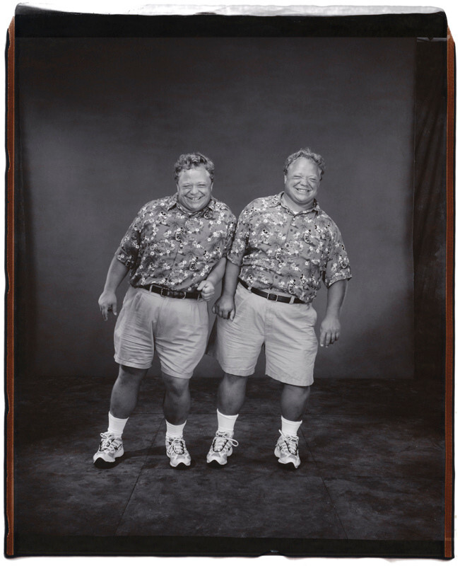 Джим и Джефф Тиль, 37 лет, Джефф старше на 5 минут, Твинсбург, Огайо, 2001 г. Фотопроект Близнецы. Фотограф  Мэри Эллен Марк