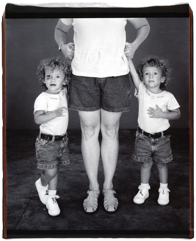 Джоселин и Коррин Ботта, 3 года, Коррин старше на 1 минуту, Твинсбург, Огайо, 2001 г. Фотопроект Близнецы. Фотограф  Мэри Эллен Марк