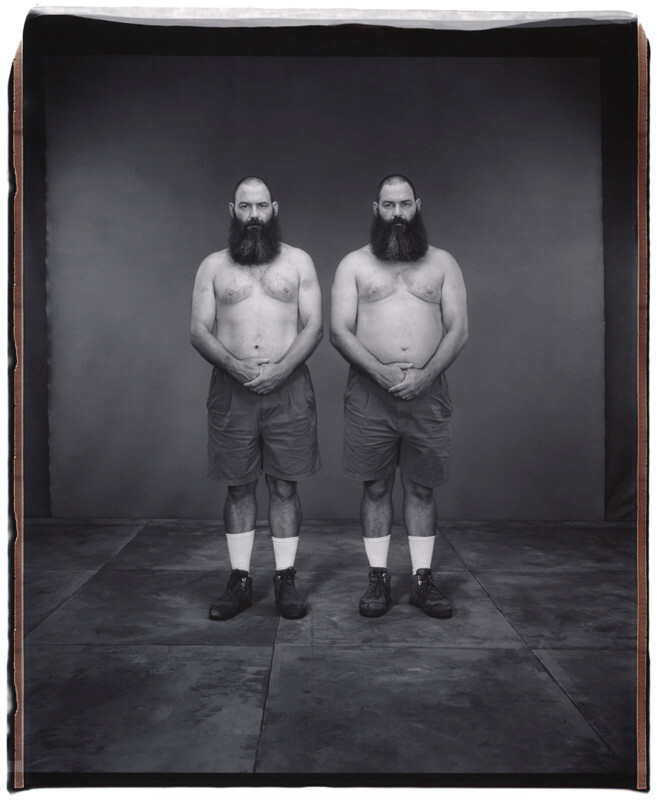Дон и Дэйв Вульф, 44 года, Дэйв старше на 6 минут, Твинсбург, Огайо, 2001 г. Фотопроект Близнецы. Фотограф  Мэри Эллен Марк