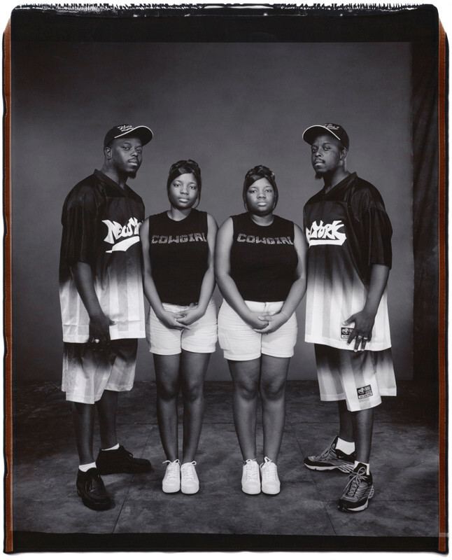 Дондре и Деррик Джонсон, 27 лет, Дондре старше на 15 минут, со своими сестрами. Твинсбург, Огайо, 2001 г. Фотопроект Близнецы. Фотограф  Мэри Эллен Марк