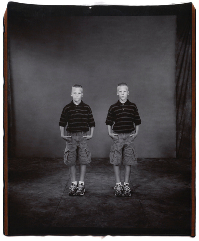 Дрю и Дастин Снайдер, 10 лет, Дастин старше на 31 минуту, Твинсбург, Огайо, 2001 г. Фотопроект Близнецы. Фотограф  Мэри Эллен Марк